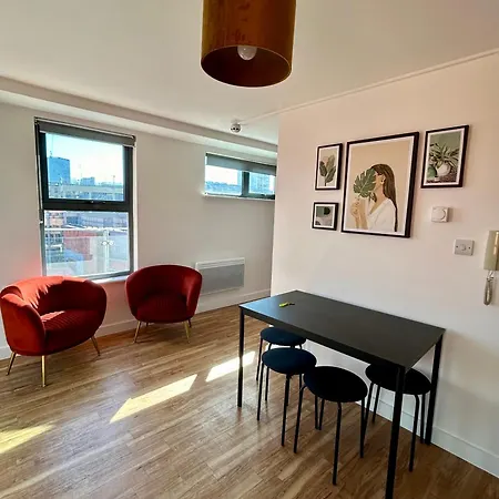 Centre 2 Bed With A Balcony Apartment