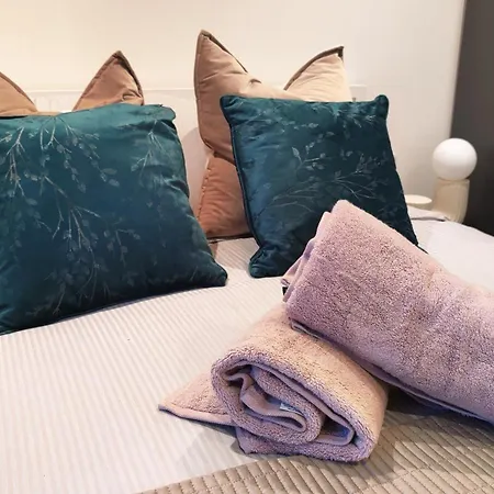 Penthouse-like With & Waterfront Views In Old Trafford With 500mbps Internet And Netflix Apartment *