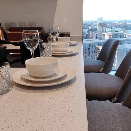 Penthouse-like With & Waterfront Views In Old Trafford With 500mbps Internet And Netflix 公寓 *