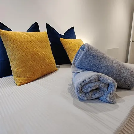 Penthouse-like With & Waterfront Views In Old Trafford With 500mbps Internet And Netflix