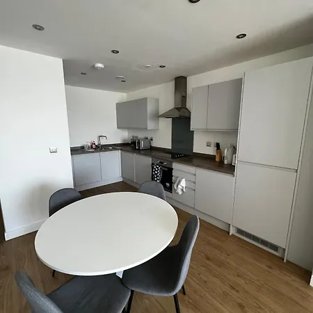 Stylish 2 Bedroom Centre Apartment *