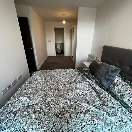 Stylish 2 Bedroom Centre Apartment *