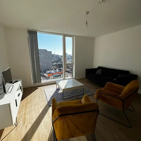 Stylish 2 Bedroom Centre Apartment *