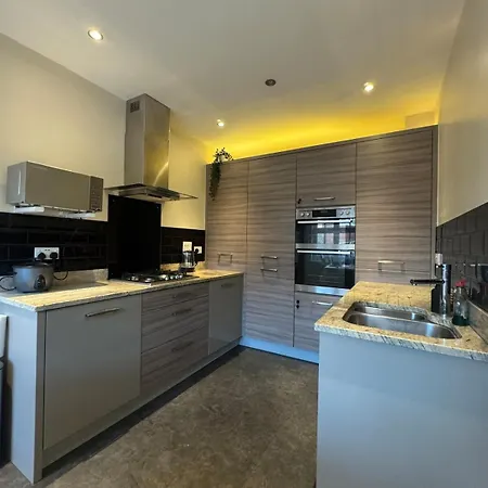 Large 3 Bed - Coop Live -free Parking Apartment
