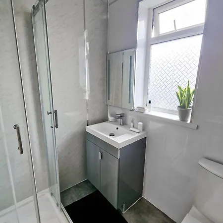 Holiday home Cosy & Stylish 3-bedroom Near Etihad Stadium & Coop Live Arena, Perfect For 8 Guests Manchester