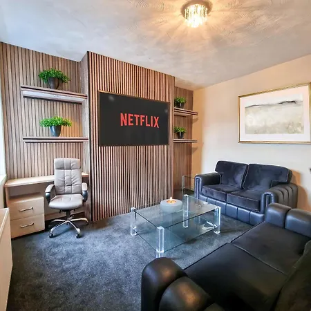 Cosy & Stylish 3-bedroom Near Etihad Stadium & Coop Live Arena, Perfect For 8 Guests Holiday home *