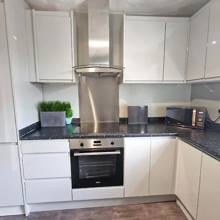 Cosy & Stylish 3-bedroom Near Etihad Stadium & Coop Live Arena, Perfect For 8 Guests