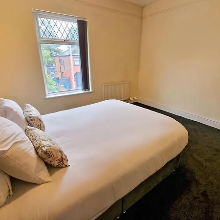 Cosy & Stylish 3-bedroom Near Etihad Stadium & Coop Live Arena, Perfect For 8 Guests Holiday home *