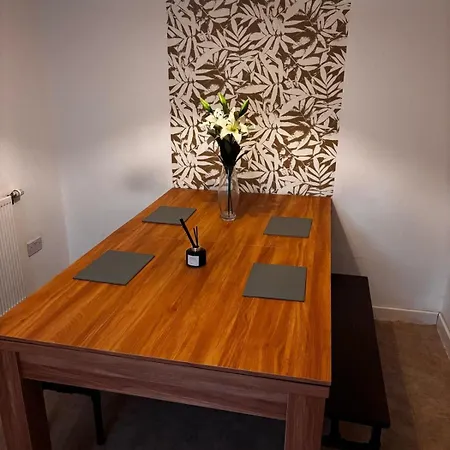 Holiday home Sleek And Stylish 3 Bed In - Parking *