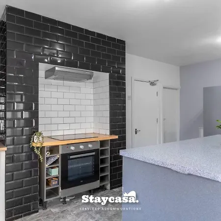 Modern 5-bed Haven Near Centre