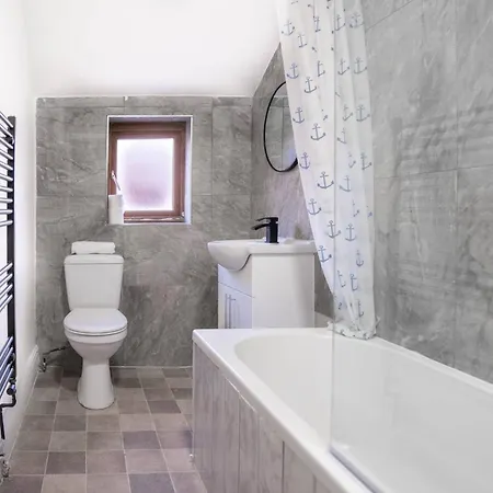 Modern 5-bed Haven Near Centre *