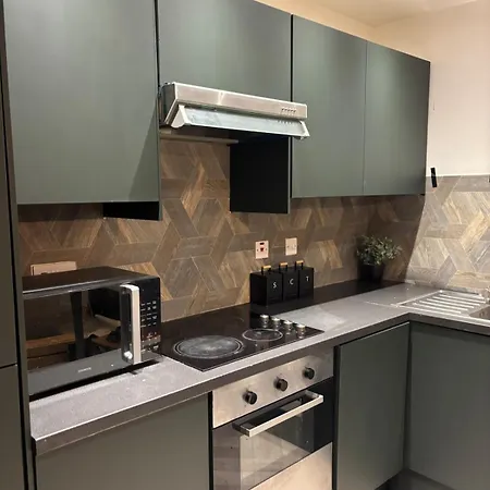 By Piccadilly & Canal St Apartment
