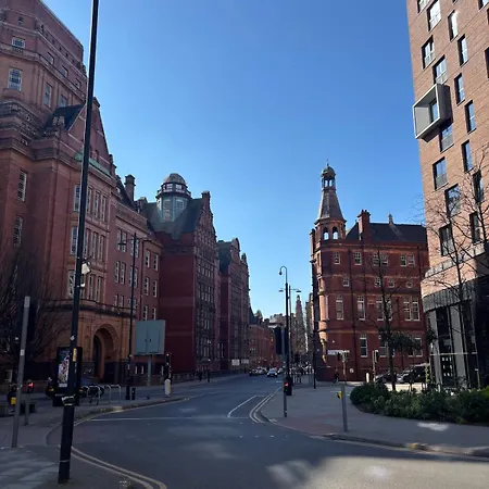 By Piccadilly & Canal St Apartment