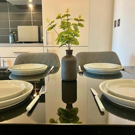 Modern High-rise Flat In Media City! 2 Beds, 2 Baths *