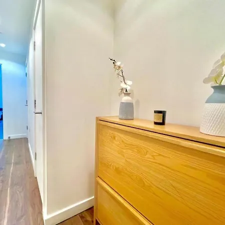 Modern High-rise Flat In Media City! 2 Beds, 2 Baths