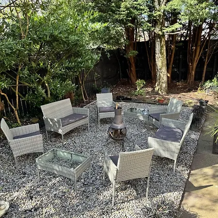 Дом отдыха The Secret Garden Retreat With Hot Tub