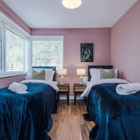 Vakantiehuis Stylish 4 Bedroom House, Sleeps 7, Free Parking & Wi-fi