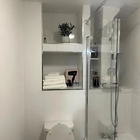 Inside City, Modern & Luxurious 2 Bed Apartment, Entire Unit