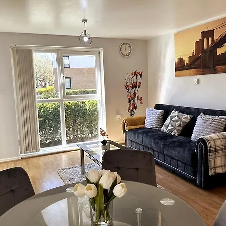 Inside City, Modern & Luxurious 2 Bed Apartment, Entire Unit