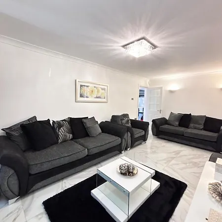 Апартаменты Luxury 5br With Access