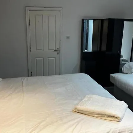 Oyo The Pleasant House מלון 3*