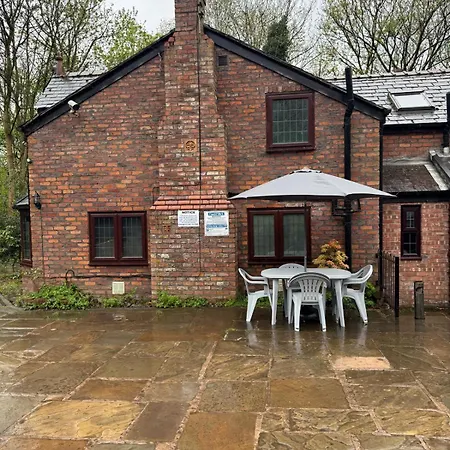 Rainsough - Shared Bathroom - Free Parking & Wifi
