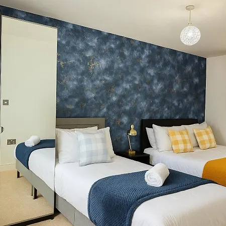 Holiday home Spacious 4bd 3bt - Etihad - Coop - Pool Table - Free Parking
