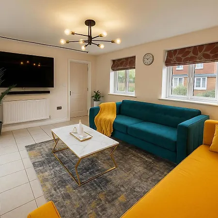Holiday home Spacious 4bd 3bt - Etihad - Coop - Pool Table - Free Parking