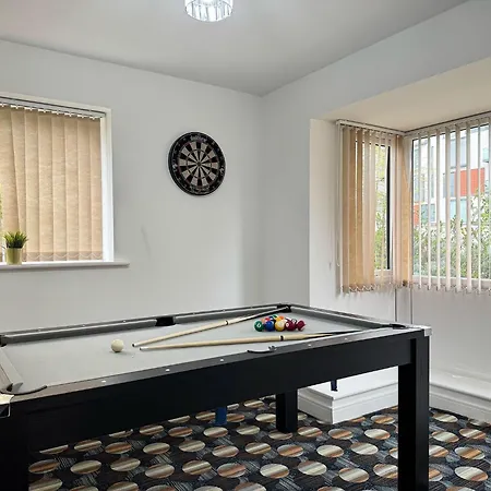 Spacious 4bd 3bt - Etihad - Coop - Pool Table - Free Parking Holiday home Manchester