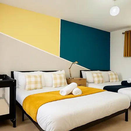 Spacious 4bd 3bt - Etihad - Coop - Pool Table - Free Parking Holiday home