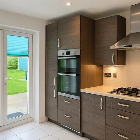 Spacious 4bd 3bt - Etihad - Coop - Pool Table - Free Parking Holiday home *