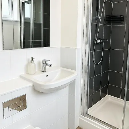 Holiday home Spacious 4bd 3bt - Etihad - Coop - Pool Table - Free Parking *