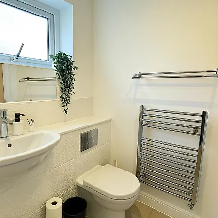 Spacious 4bd 3bt - Etihad - Coop - Pool Table - Free Parking Holiday home Manchester