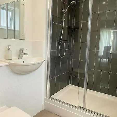 Spacious 4bd 3bt - Etihad - Coop - Pool Table - Free Parking Holiday home