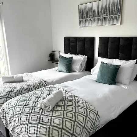 Chic 2-bed Flat - Coop Live & Ethiad