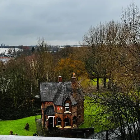 Chic 2-bed Flat - Coop Live & Ethiad *