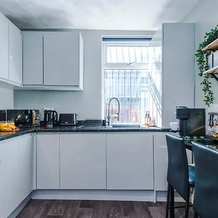 Cosy & Stylish 3-bedroom Near Etihad Stadium & Coop Live Arena, Perfect For 8 Guests Holiday home Manchester