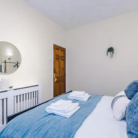 Cosy & Stylish 3-bedroom Near Etihad Stadium & Coop Live Arena, Perfect For 8 Guests
