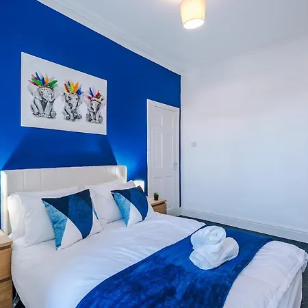 New Large 4 Bedroom House, Sleeps 9, Games Room, Free Parking, Ps4 Vakantiehuis *