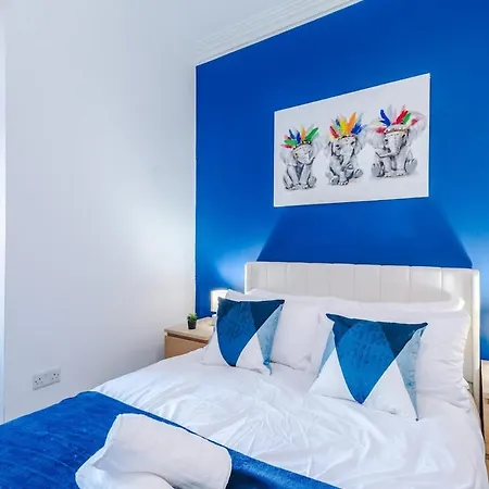 Vakantiehuis New Large 4 Bedroom House, Sleeps 9, Games Room, Free Parking, Ps4 Manchester