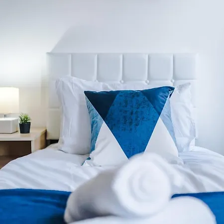 Vakantiehuis New Large 4 Bedroom House, Sleeps 9, Games Room, Free Parking, Ps4