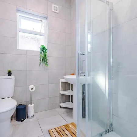 New Large 4 Bedroom House, Sleeps 9, Games Room, Free Parking, Ps4 Vakantiehuis *