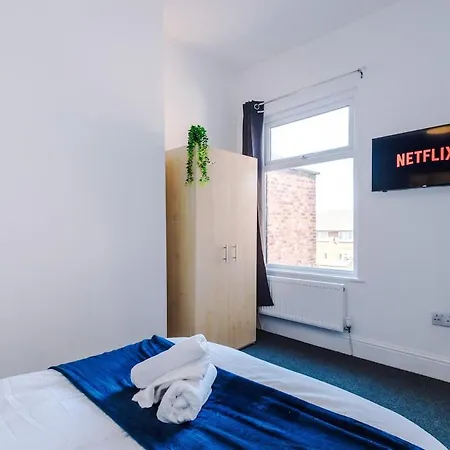 Holiday home New Large 4 Bedroom House, Sleeps 9, Games Room, Free Parking, Ps4 Manchester