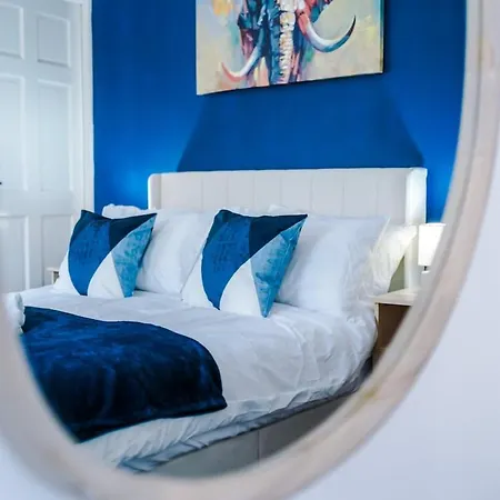Vakantiehuis New Large 4 Bedroom House, Sleeps 9, Games Room, Free Parking, Ps4 Manchester