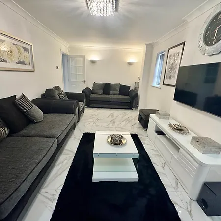 Апартаменты Luxury 5br With Access