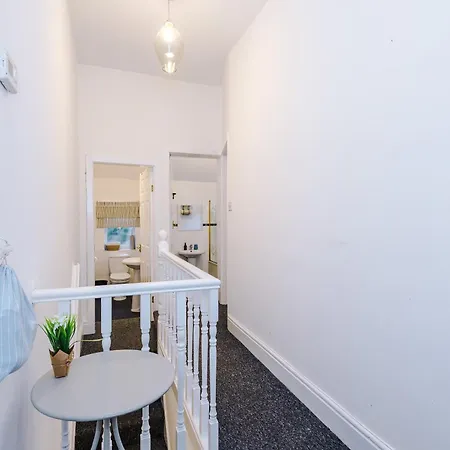 Stunning 3bedroom Home, Game Room, Free Parking, Fully Stocked, Sleeps 8 Manchester