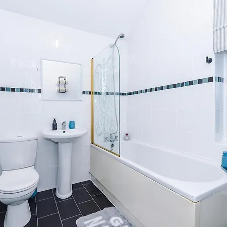 Stunning 3bedroom Home, Game Room, Free Parking, Fully Stocked, Sleeps 8 Lejlighed