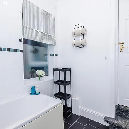 Stunning 3bedroom Home, Game Room, Free Parking, Fully Stocked, Sleeps 8 *