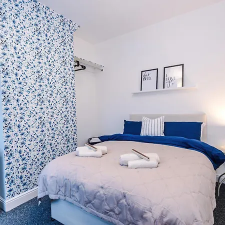 Stunning 3bedroom Home, Game Room, Free Parking, Fully Stocked, Sleeps 8 *
