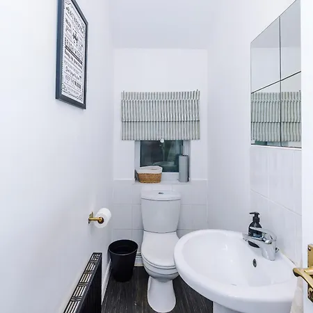 Stunning 3bedroom Home, Game Room, Free Parking, Fully Stocked, Sleeps 8 Lejlighed